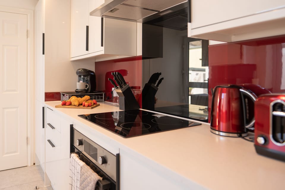 Apartment, Ensuite, Garden View | Shared kitchen | Highchair