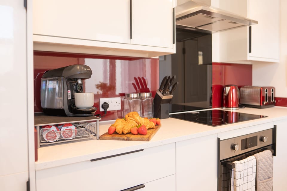 Apartment, Ensuite, Garden View | Shared kitchen | Highchair