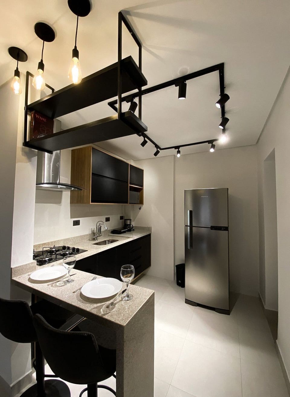 Deluxe Apartment | Private kitchen | Full-size fridge, microwave, oven, stovetop