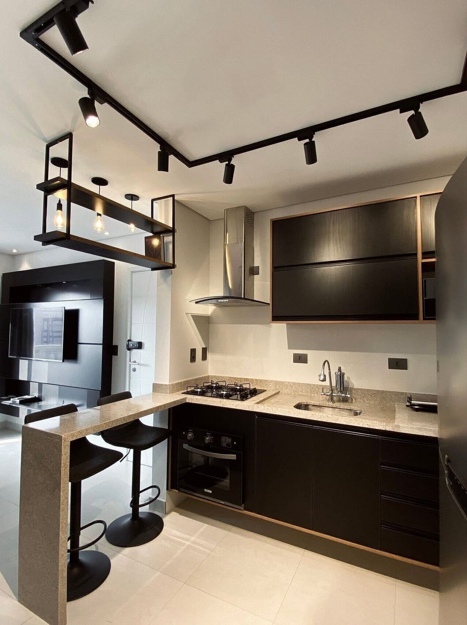Deluxe Apartment | Private kitchen | Full-size fridge, microwave, oven, stovetop