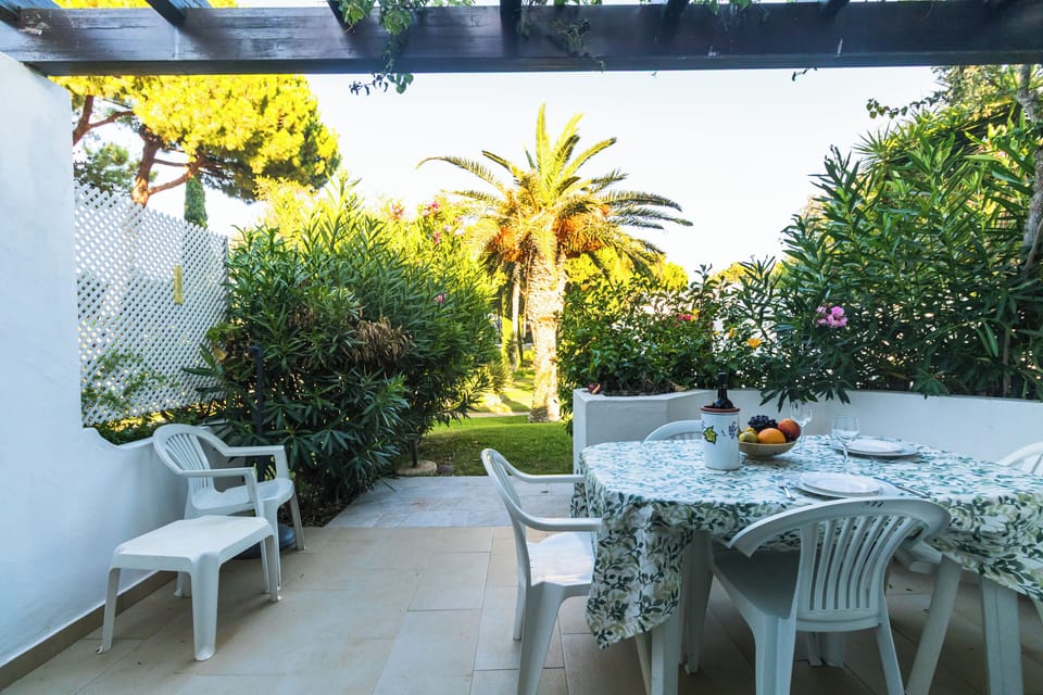 Terraço rodeado de lindos jardins, a 150m da piscina da Baleia