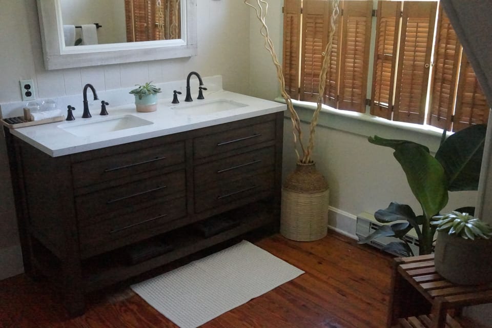Royal Room | Bathroom | Shower, free toiletries, hair dryer, towels