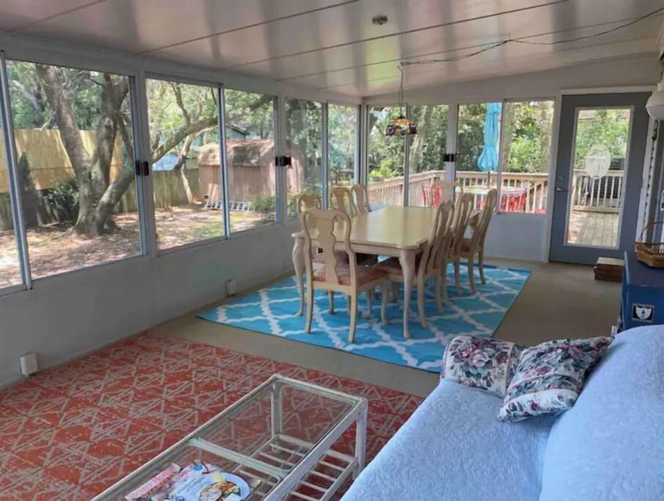 Fun Family-Friendly Home near Folly with Big Yard! House in James Island