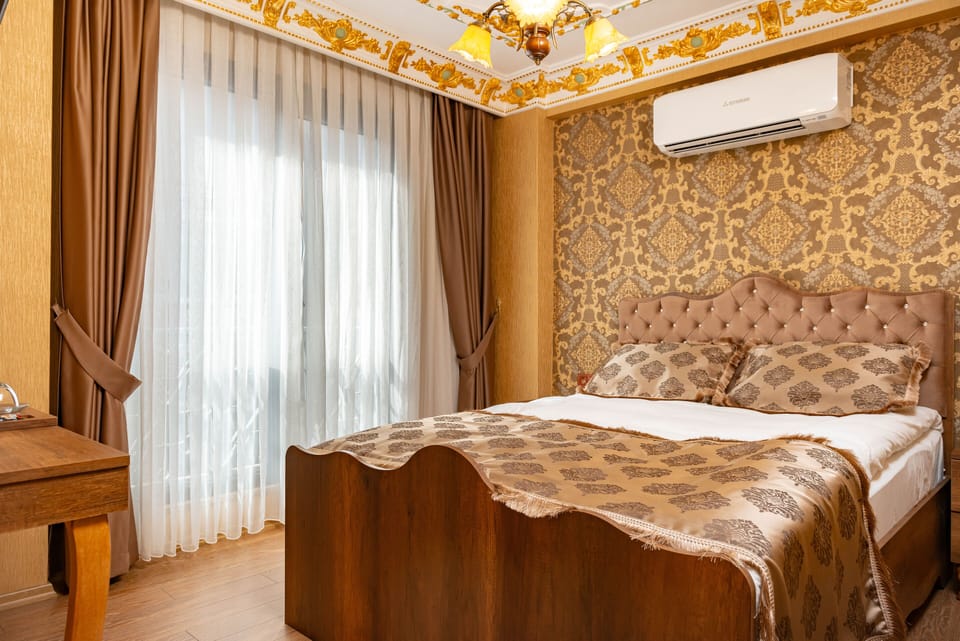 Deluxe Room, 1 Queen Bed, Non Smoking | WiFi (free), bed sheets