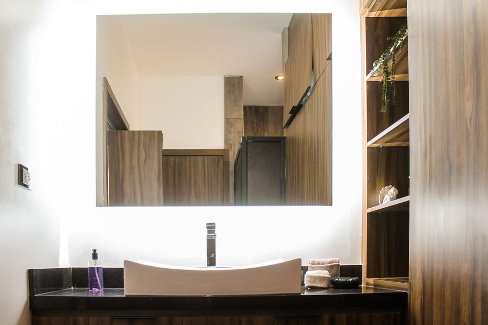 Grand Cabin | Bathroom | Shower, rainfall showerhead, hair dryer, towels