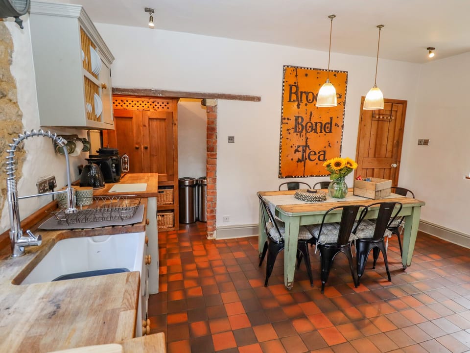Cottage | Private kitchen | Dishwasher, cookware/dishes/utensils
