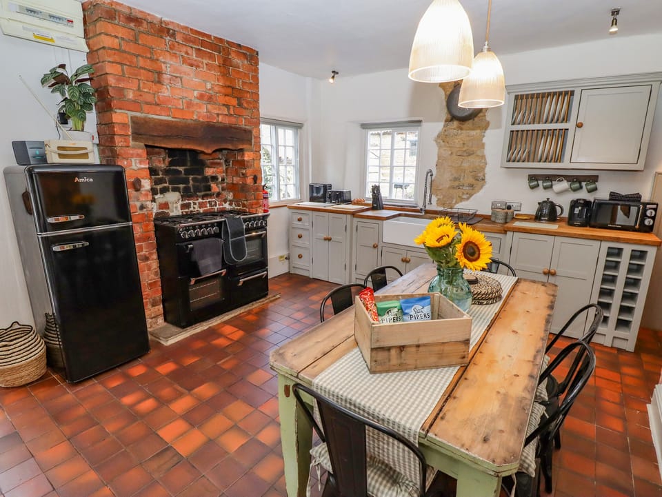 Cottage | Private kitchen | Dishwasher, cookware/dishes/utensils