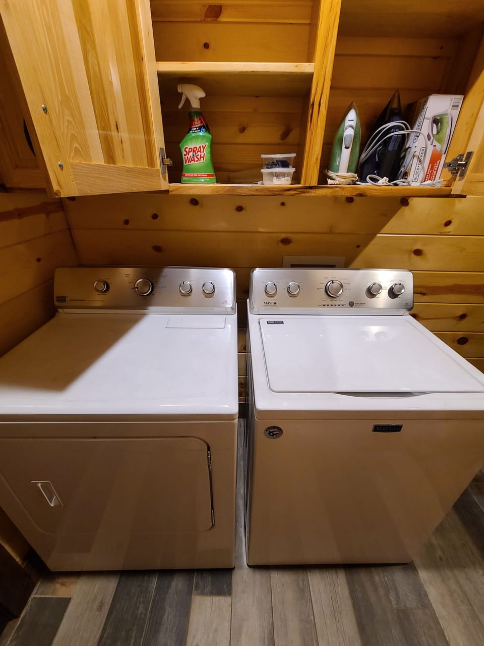 Full size washer/dryer.