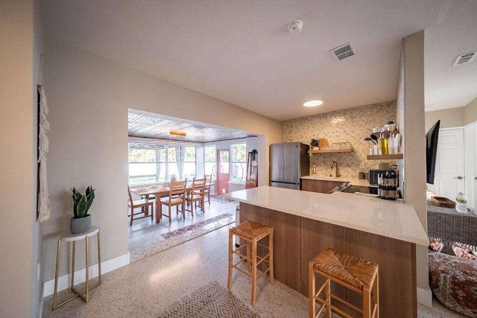 Great breakfast bar with an open concept.