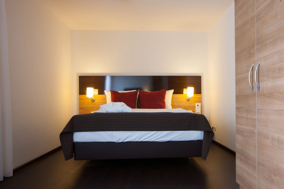 Desk, blackout drapes, WiFi, bed sheets