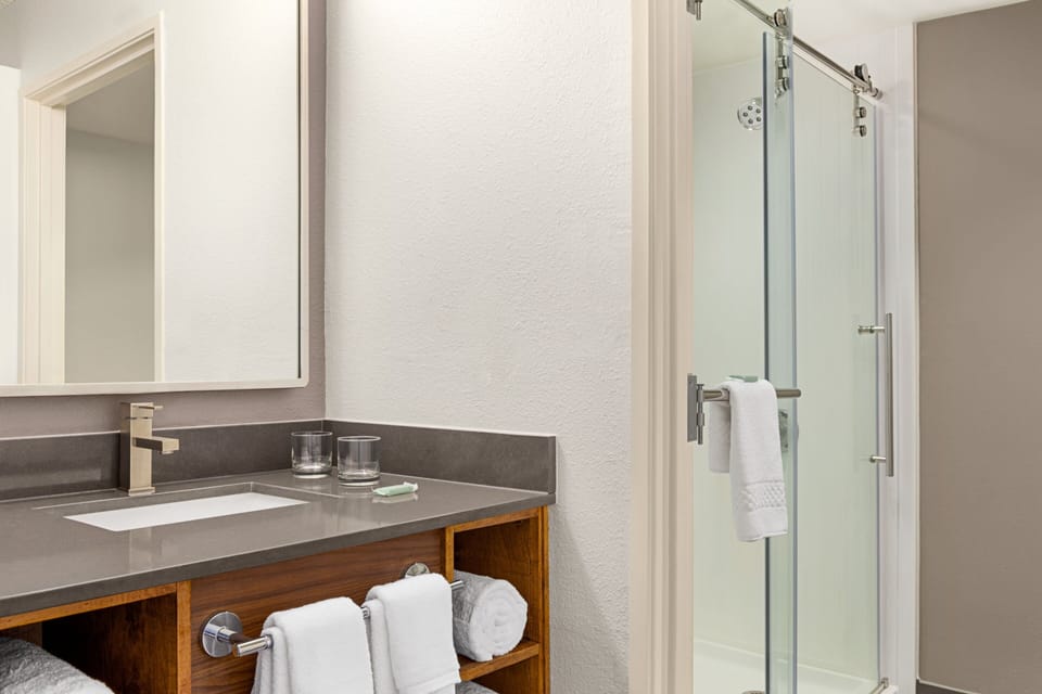 Combined shower/tub, free toiletries, hair dryer, towels
