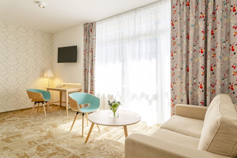 Family Room | In-room safe, desk, laptop workspace, blackout drapes