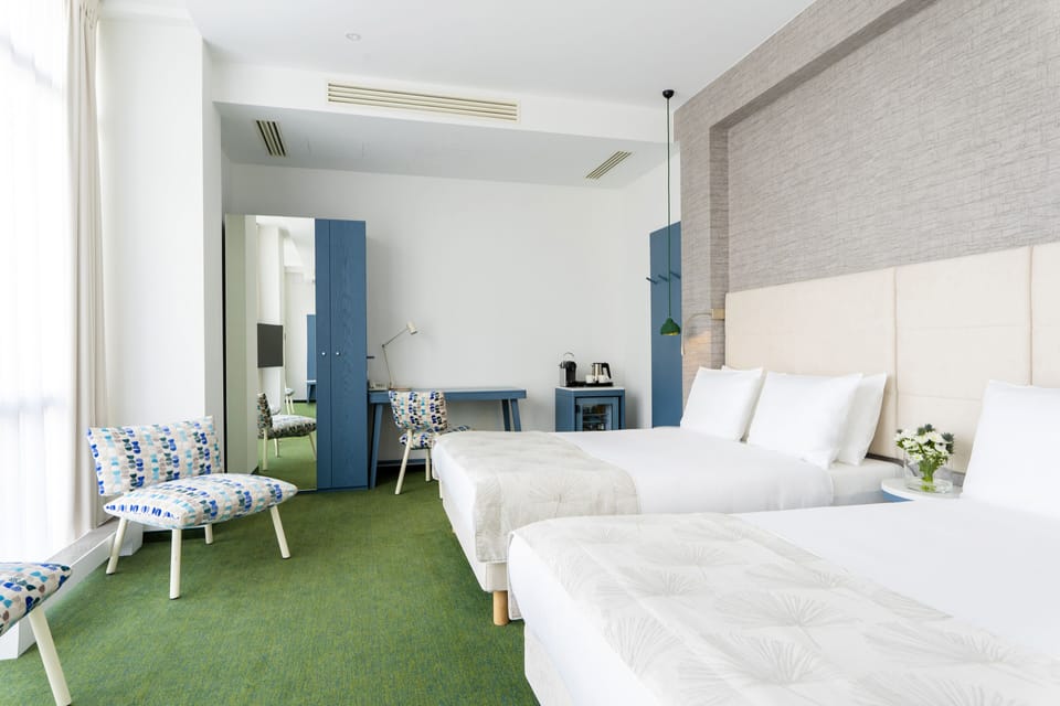Family Room | In-room safe, desk, laptop workspace, blackout drapes