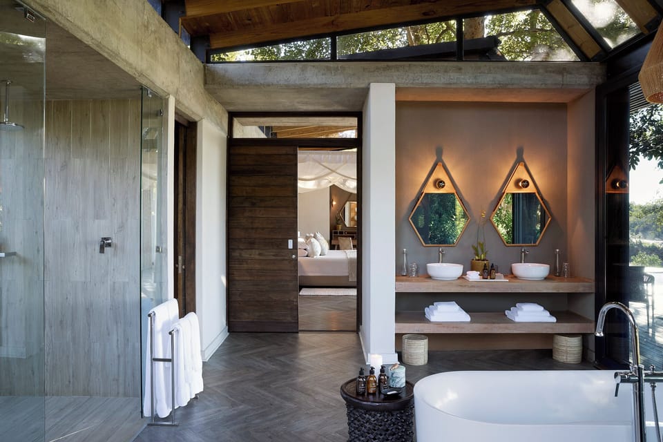 River Suite | Bathroom | Separate tub and shower, designer toiletries, hair dryer, bathrobes