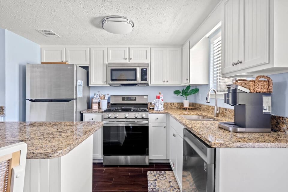 Fully Stocked Kitchen with brand new appliances!