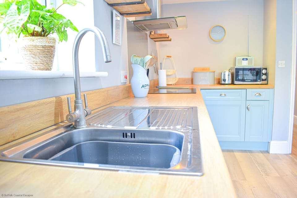 Fully equipped kitchen with integrated appliances