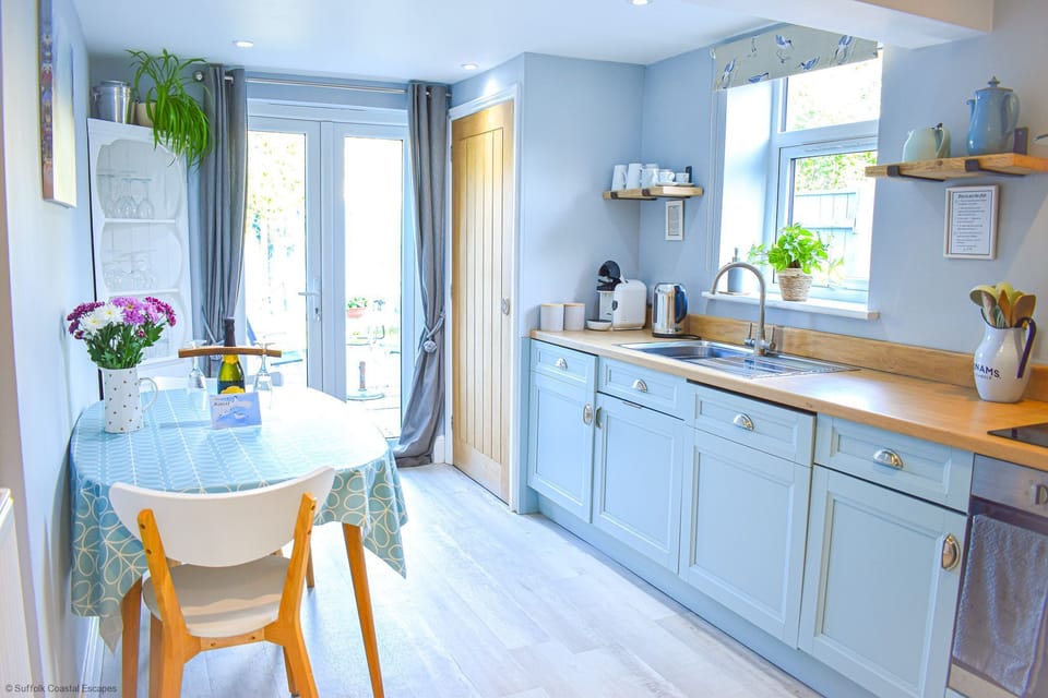 Fully equipped kitchen diner with integrated appliances