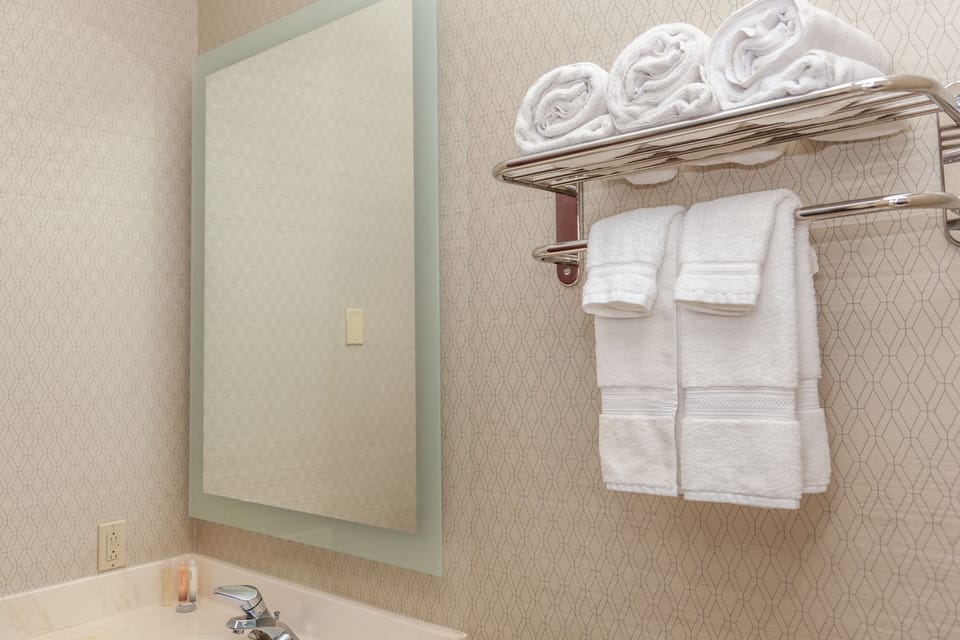Combined shower/tub, deep soaking tub, free toiletries, hair dryer