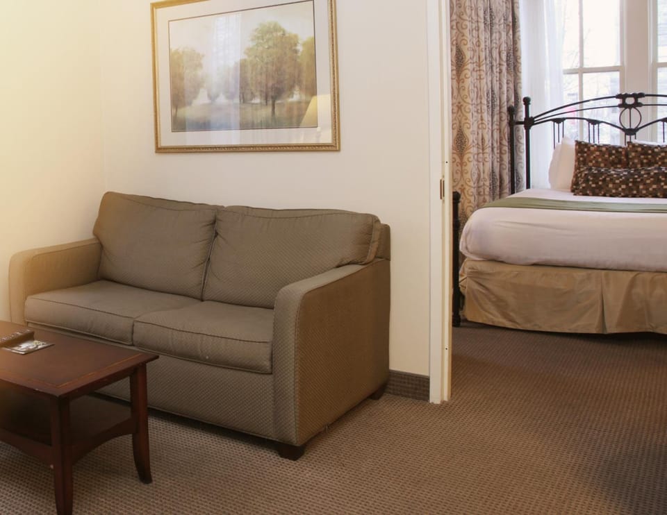 Premium bedding, in-room safe, desk, laptop workspace