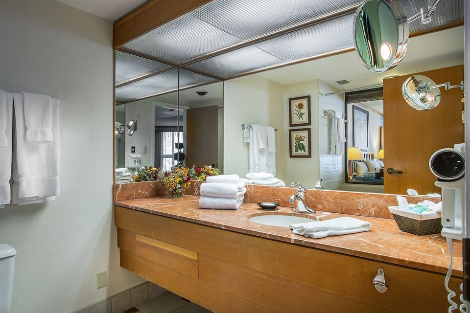 Combined shower/tub, designer toiletries, hair dryer, towels
