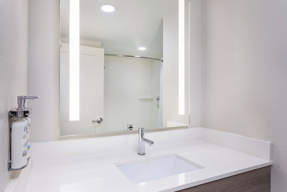 Combined shower/tub, hair dryer, towels