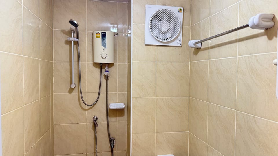 Standard Double Room | Bathroom | Shower, free toiletries, bidet, towels