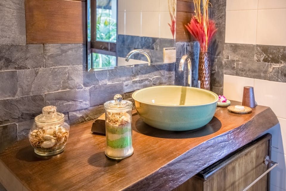 Deluxe Suite, 1 King Bed, Sea View | Bathroom | Shower, free toiletries, hair dryer, bidet