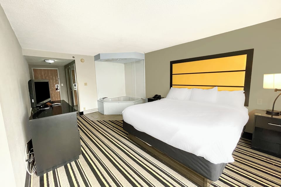 Suite, 1 Bedroom, Jetted Tub | Premium bedding, desk, iron/ironing board, free WiFi