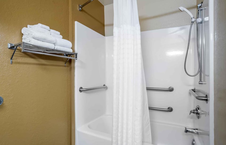 Studio, 1 Queen Bed, Accessible, Non Smoking | Bathroom | Combined shower/tub, free toiletries, hair dryer (on request), towels