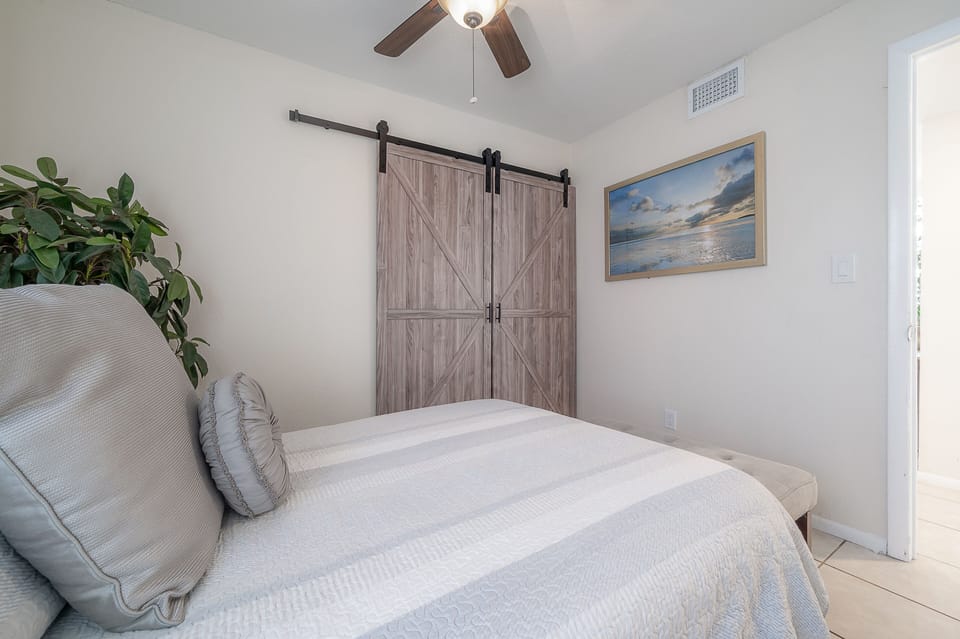 Barn door closet - 2nd bedroom - comfortable bed and ceiling fan