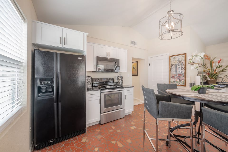 FULL Kitchen and dinette area!!