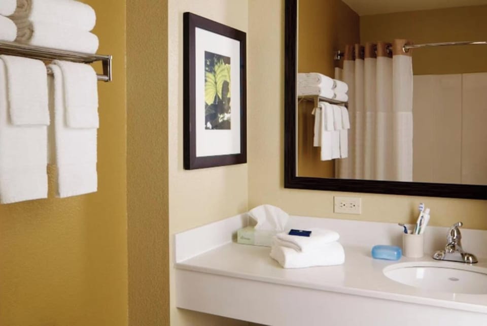 Combined shower/tub, free toiletries, towels