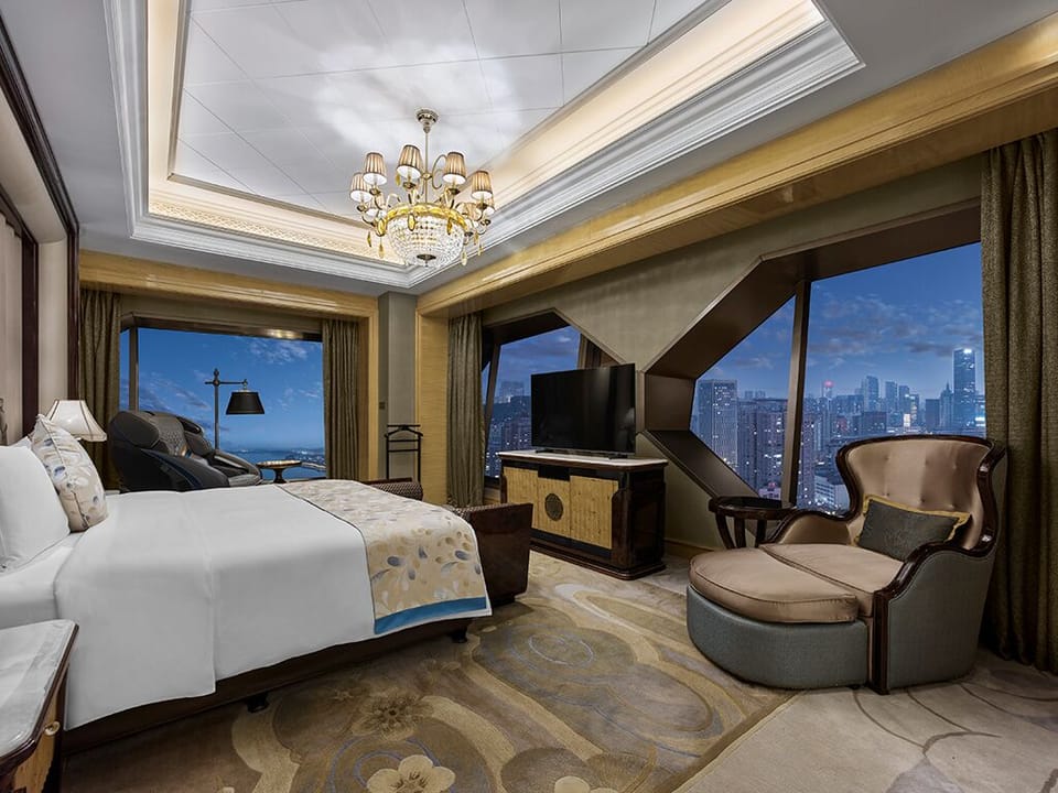 Deluxe Suite | Premium bedding, down comforters, memory foam beds, minibar