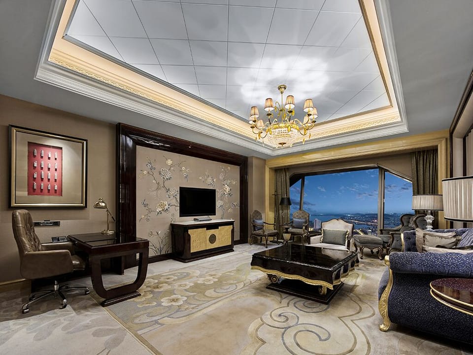 Deluxe Suite | Premium bedding, down comforters, memory foam beds, minibar