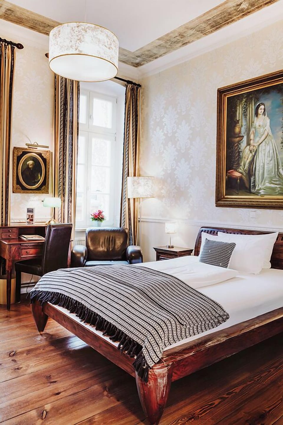 Premium bedding, in-room safe, iron/ironing board, free WiFi