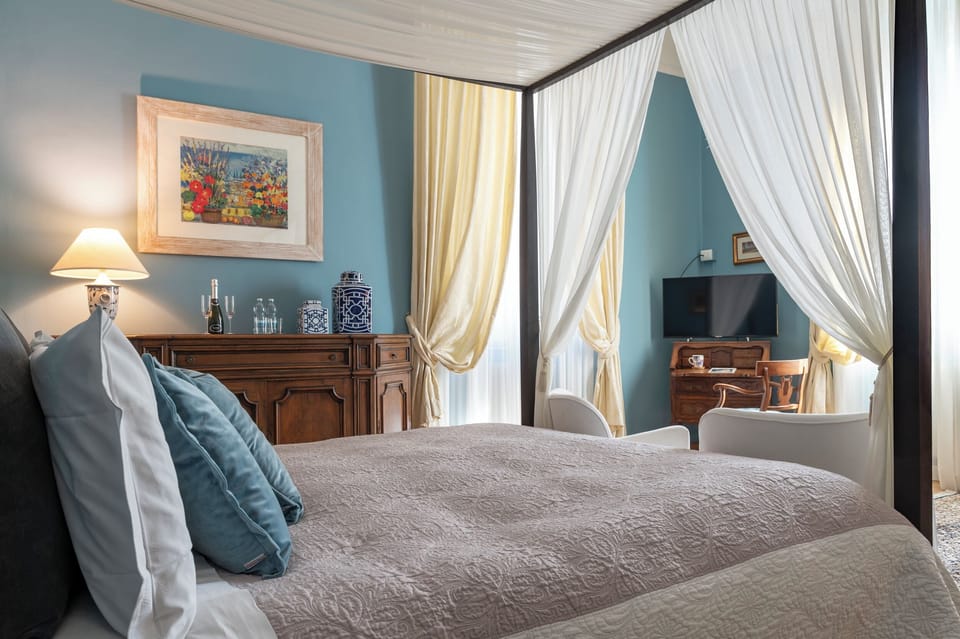 Junior Studio Suite | 1 bedroom, premium bedding, down comforters, minibar