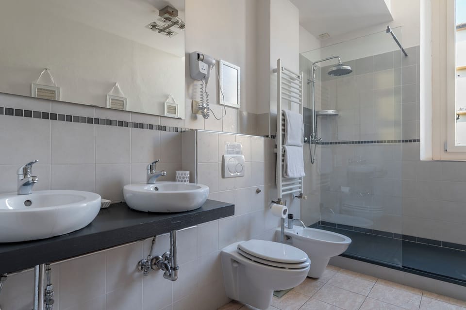 Junior Studio Suite | Bathroom | Shower, free toiletries, hair dryer, bidet
