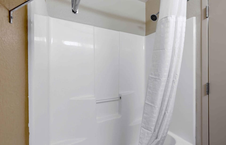 Combined shower/tub, free toiletries, hair dryer, towels
