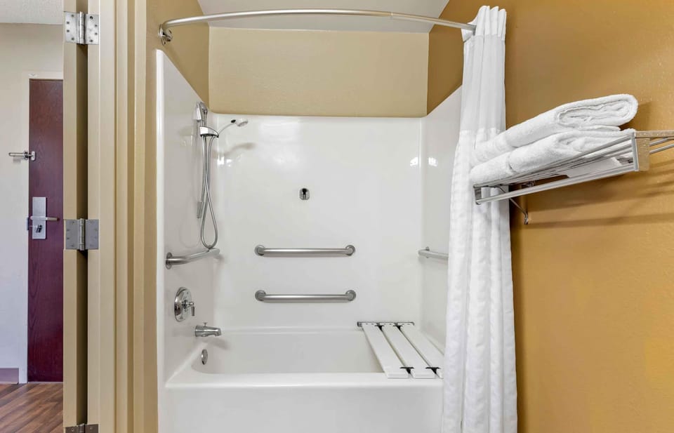 Combined shower/tub, free toiletries, hair dryer (on request), towels