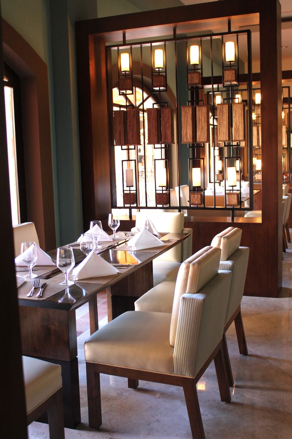 3 restaurants; lunch, dinner, and brunch served