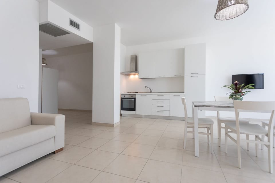 Comfort Apartment | Private kitchen | Fridge, cookware/dishes/utensils
