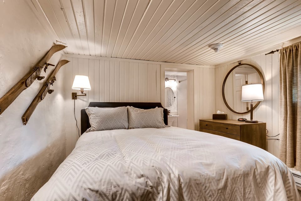 Room (Ski Tip B&B - Private Room) | Iron/ironing board, free WiFi, bed sheets