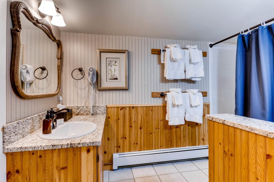 Suite (Ski Tip B&B - Petite) | Bathroom | Shower, free toiletries, hair dryer, towels