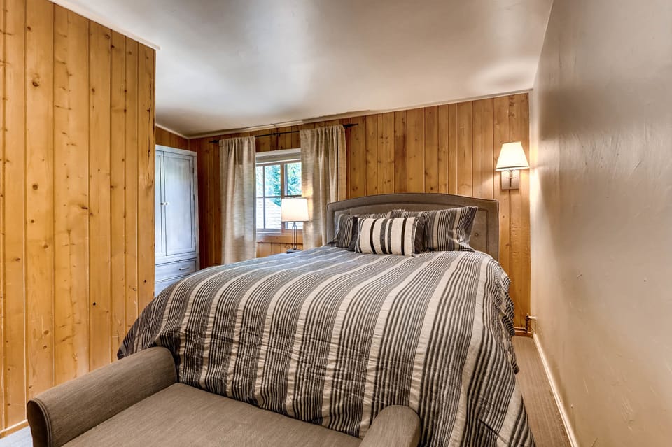 Room (Ski Tip B&B - Private Room) | Iron/ironing board, free WiFi, bed sheets