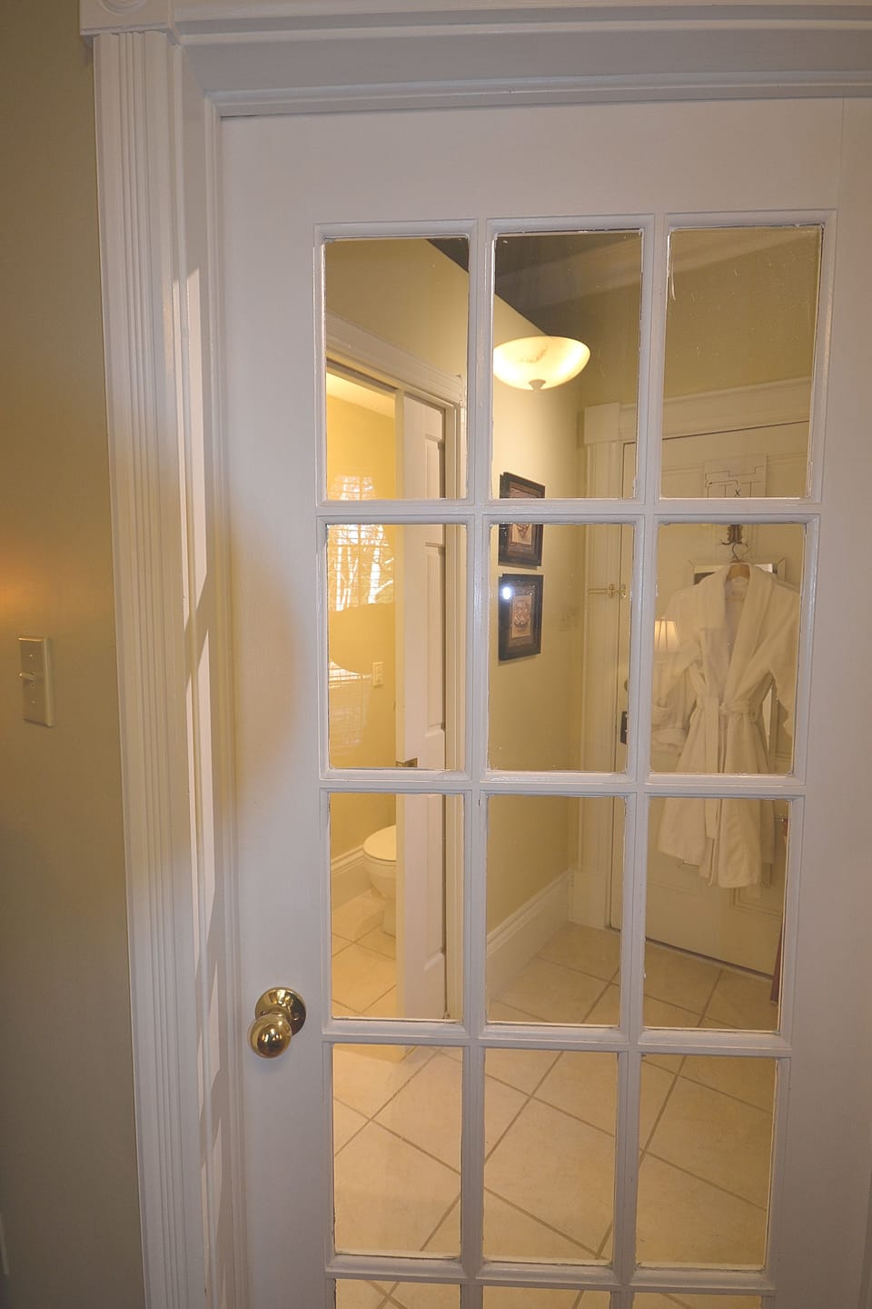 The Thistle | Bathroom | Combined shower/tub, rainfall showerhead, free toiletries, hair dryer