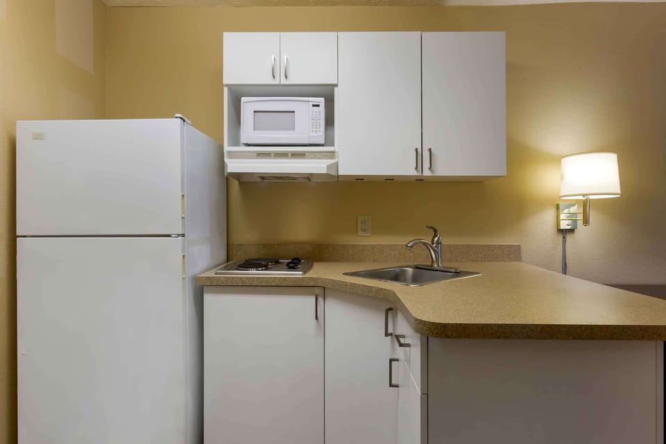 Studio, 1 King Bed, Non Smoking | Desk, free WiFi, bed sheets