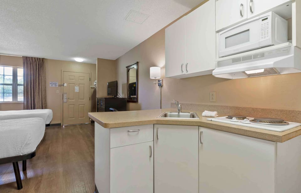 Studio, 2 Double Beds, Non Smoking | Private kitchen | Fridge, microwave, stovetop