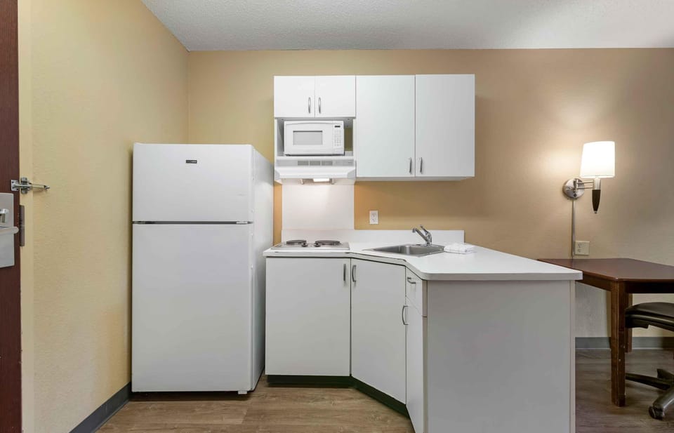 Studio, 2 Double Beds, Non Smoking | Private kitchen | Coffee/tea maker, fridge, microwave, stovetop