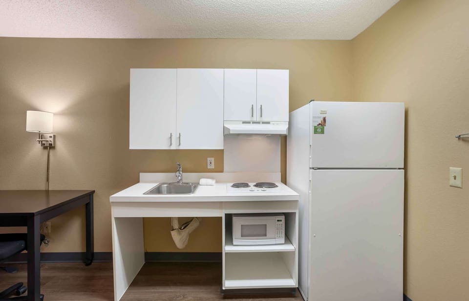 Studio, 1 Queen Bed, Accessible, Non Smoking | Desk, WiFi (free), bed sheets