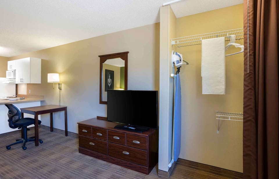 Studio, 1 King Bed, Non Smoking | Desk, WiFi (free), bed sheets